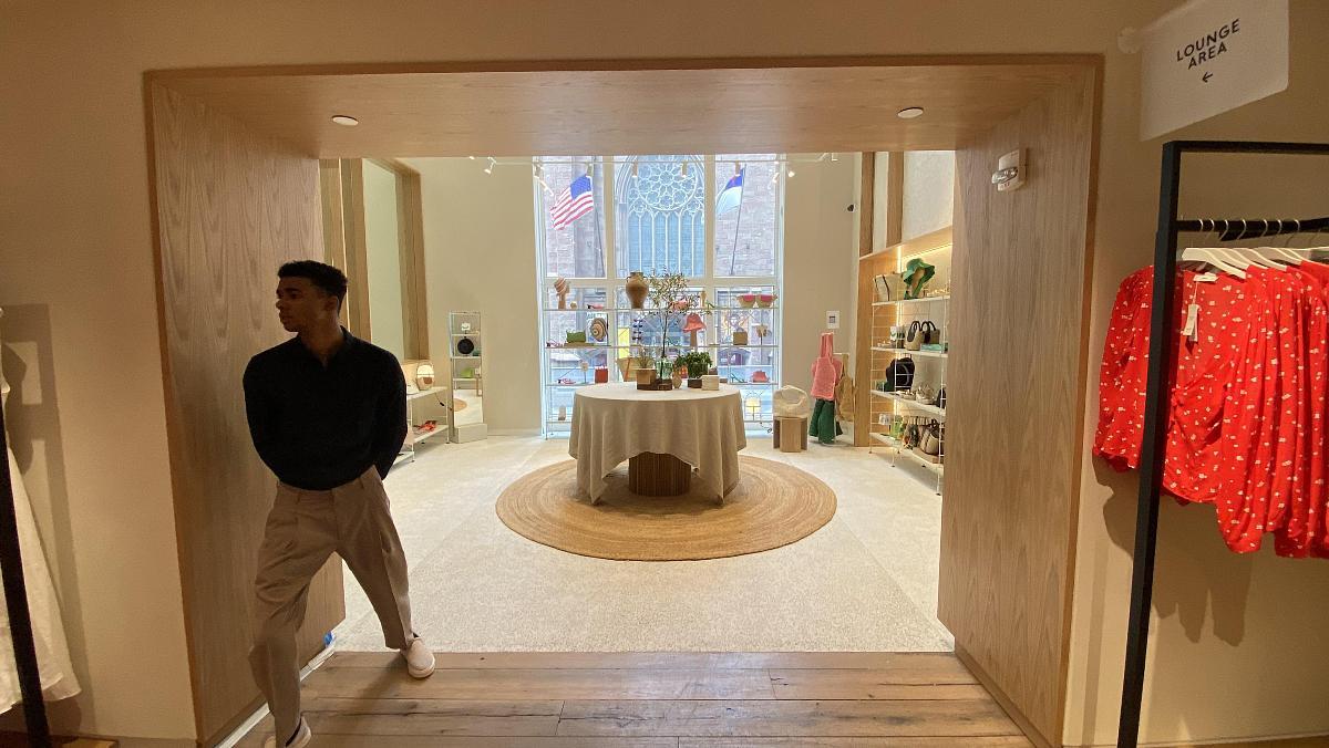 La tienda de Mango en la Quinta Avenida de Nueva York, con una iglesia presbiteriana, al fondo.