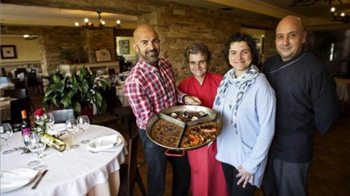 Esteve Esteve, sus hermanas Montse y Maria y el cocinero Xesco Bueno. Foto: Joan Cortadellas