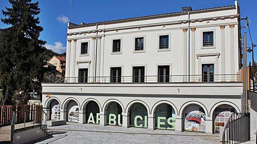 La nova plaça, batejada amb el nom d&#039;1 d&#039;Octubre.