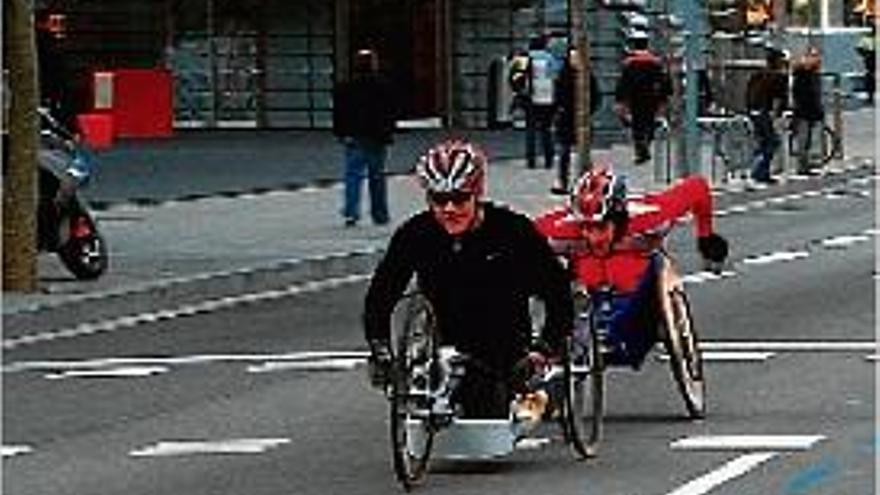 Sola (vestit de color negre) i Puigbó es van escapar en el circuit urbà