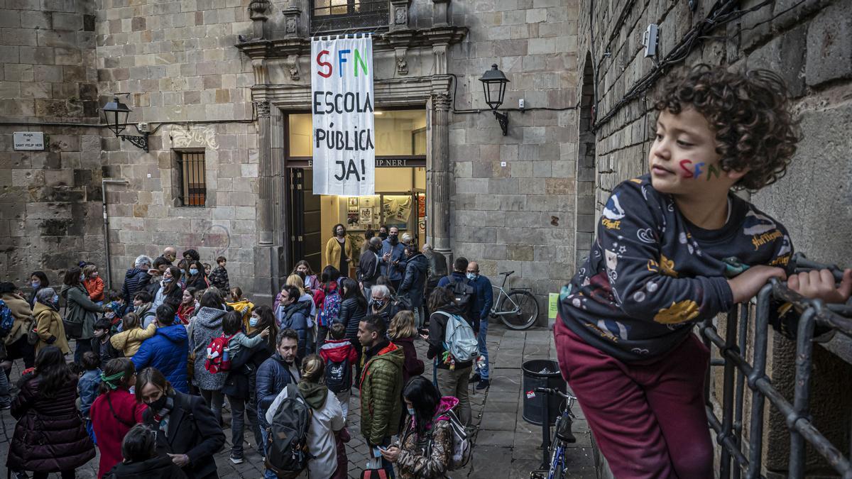 Barcelona 10/02/22 Barcelona. Concentració de la AFA de la Escola Sant Felip Neri per demanar que sigui escola pública. ESCUELA SANT FELIP NERI. AUTOR: MANU MITRU