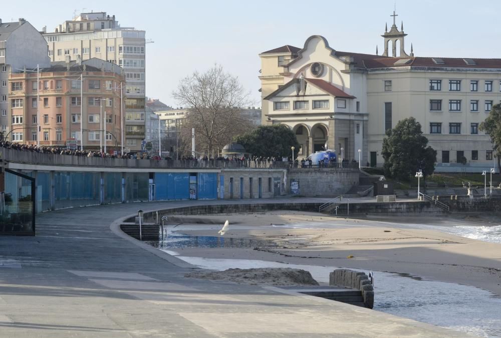 El paseo, cortado al tráfico tras llegar las olas a la carretera