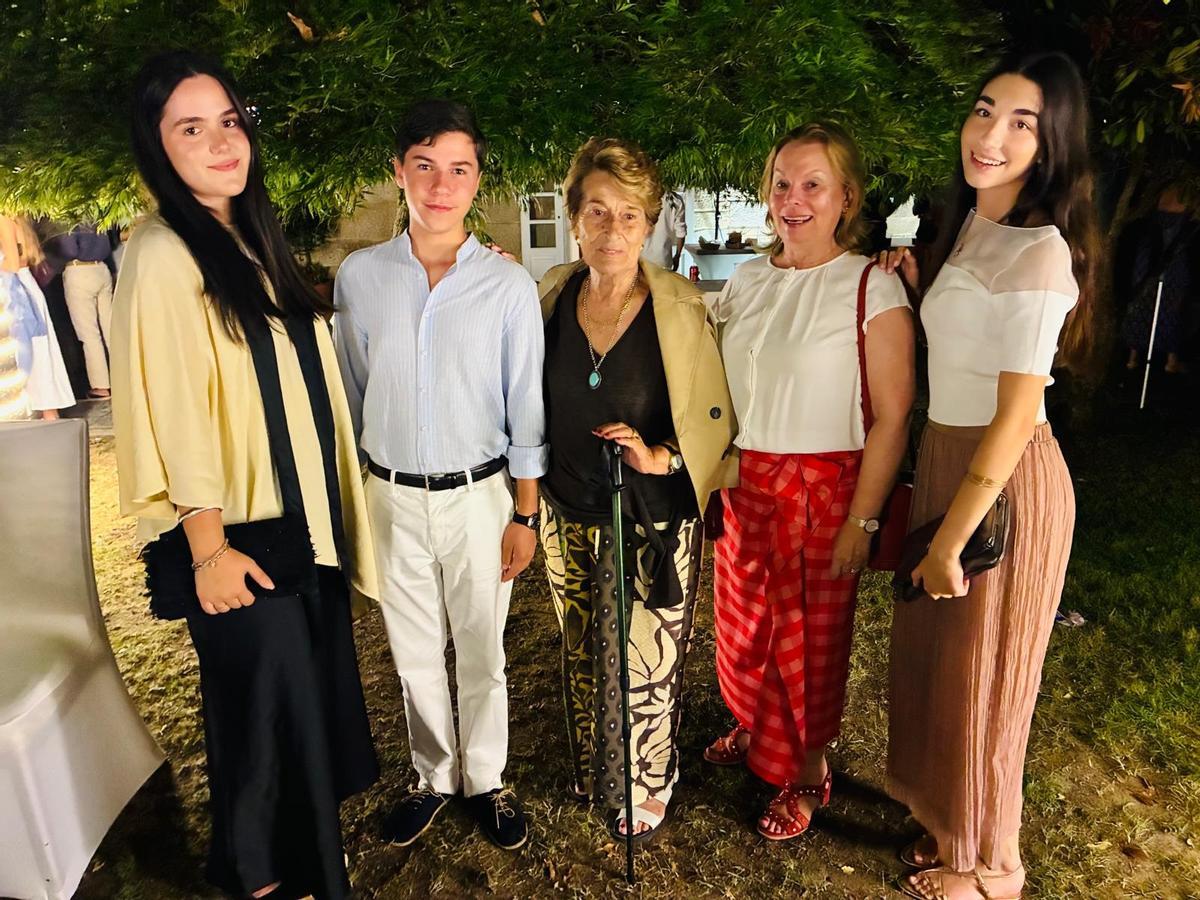 Asistentes al evento solidario en los jardines del pazo.