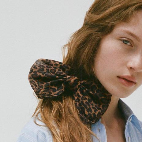 El leopardo llega a tu pelo: así es el lazo más bonito (y viral) de Zara