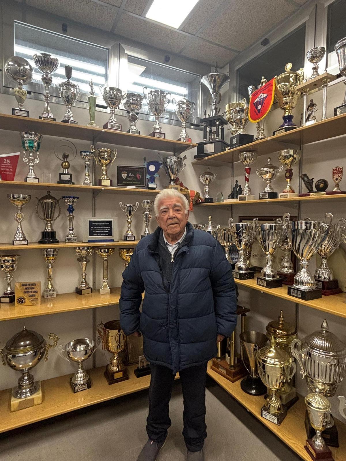 Jesús en la sala de trofeos del club