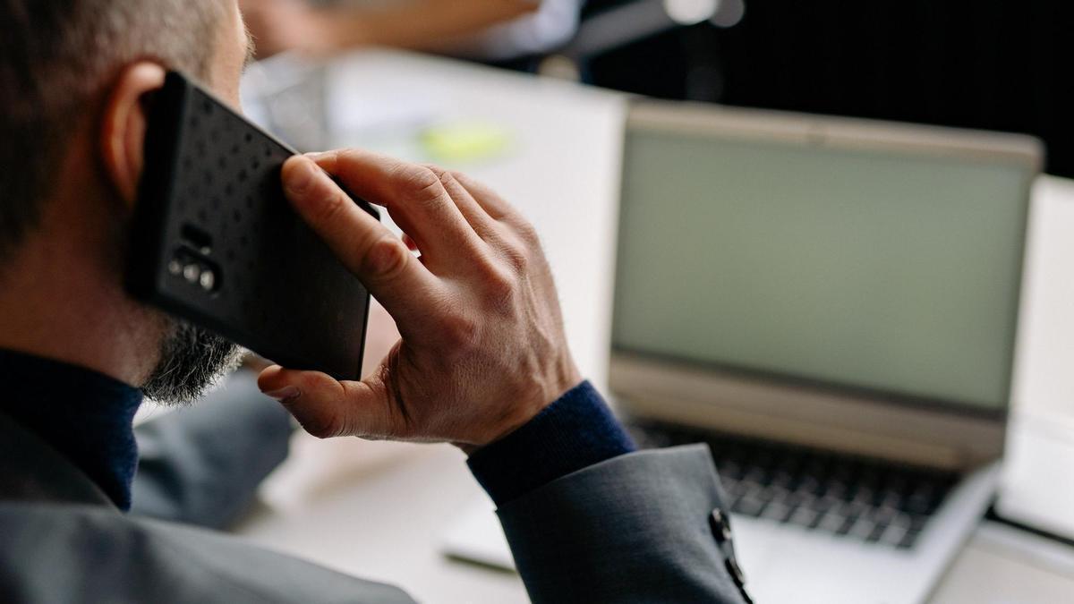 Un hombre habla por teléfono en una imagen de archivo.
