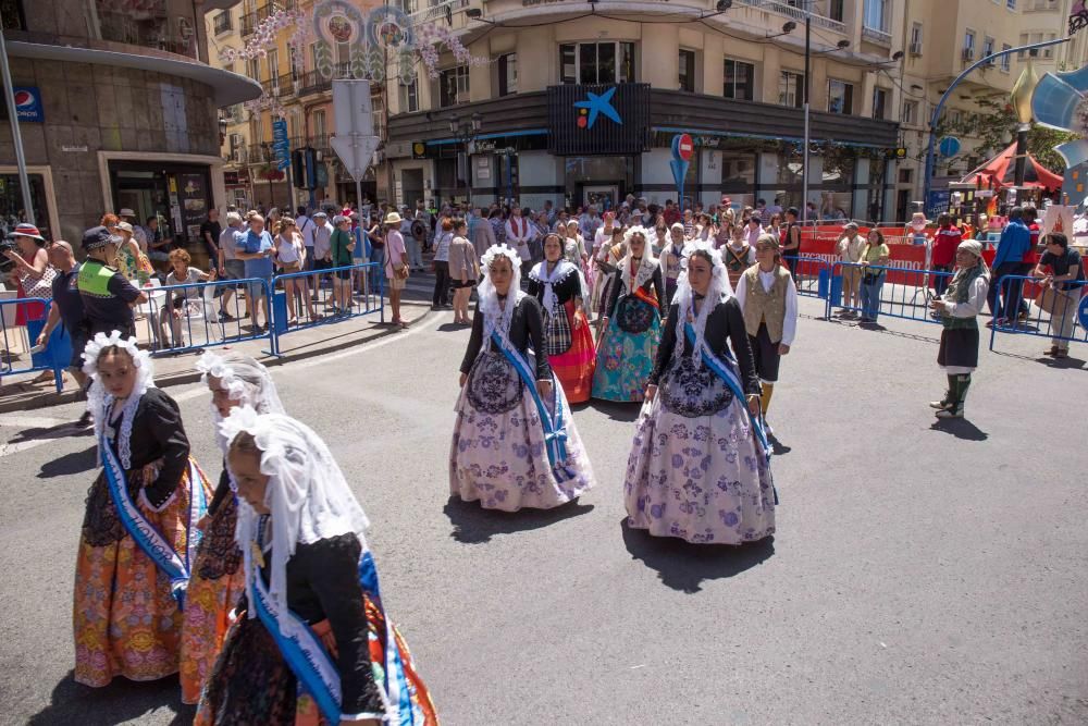 El Desfile de Entrega de Premios culmina con la entrega de más de 600 galardones a hogueras y barracas