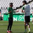 Iván Ania dialoga con Theo Zidane en el entrenamiento de este miércoles.