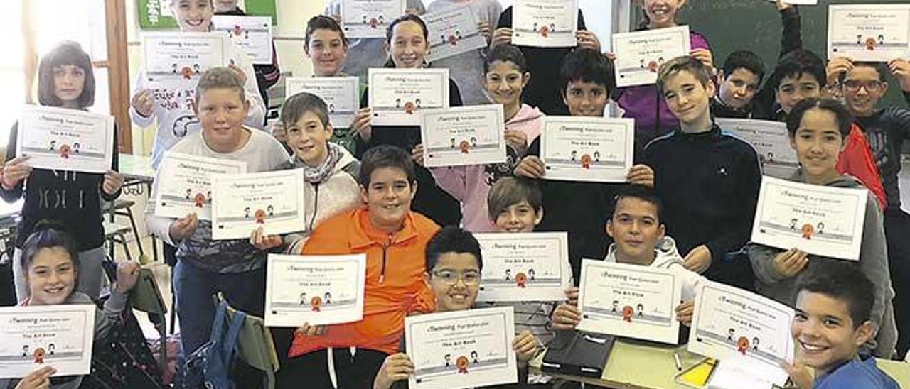 Els escolars mostrant el certificat rebut pel projecte ´My Art Book´.