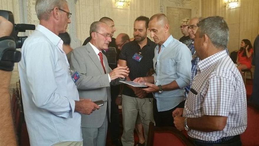El alcalde entregó ayer el borrador de convenio al presidente del comité, Manuel Belmonte, en presencia de otros representantes sindicales.