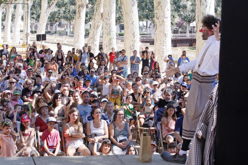 Fira del Circ al carrer de la Bisbal de l''Empordà