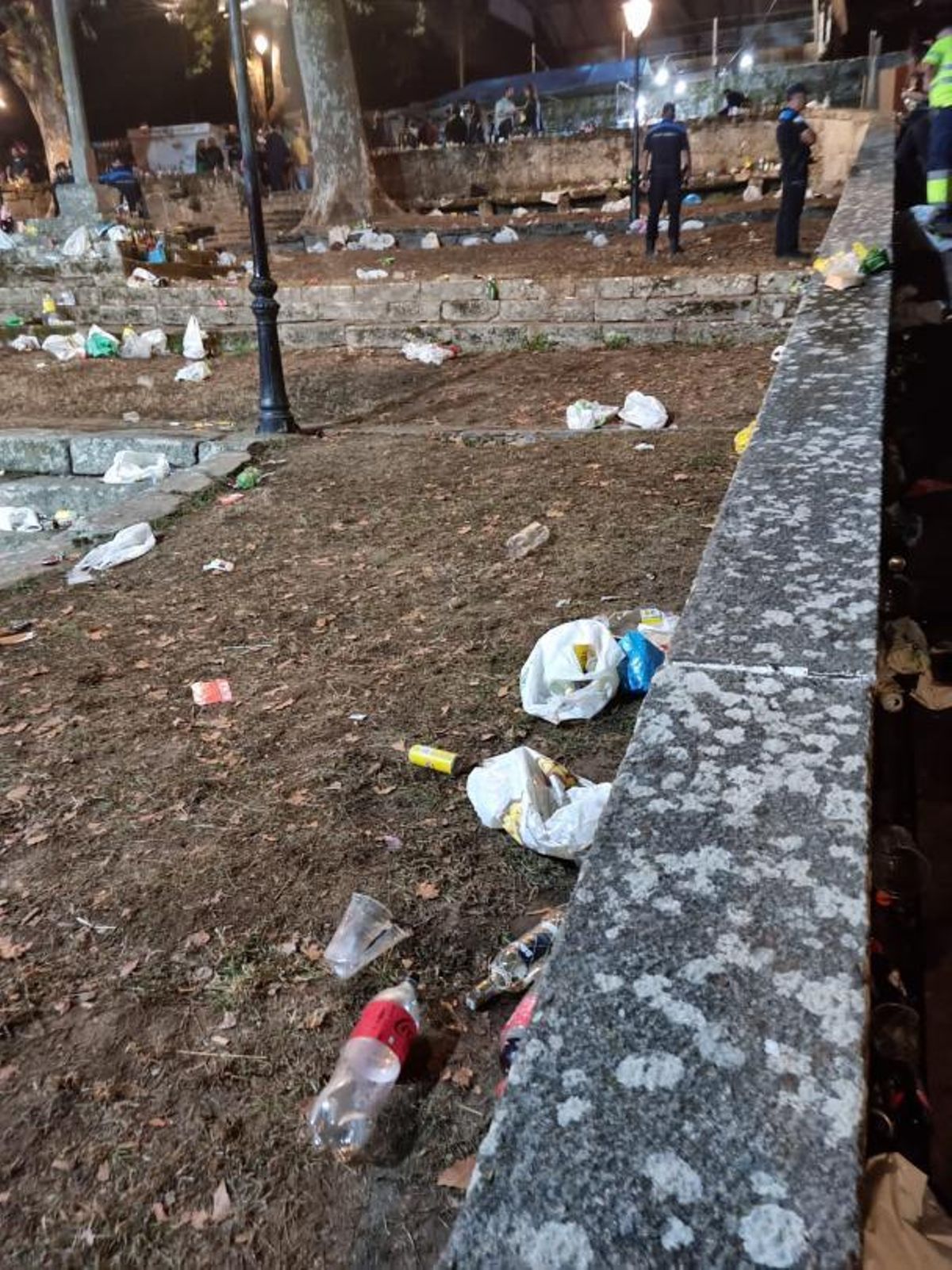 Estado del atrio cuando llegó la brigada de limpieza. |   // FDV