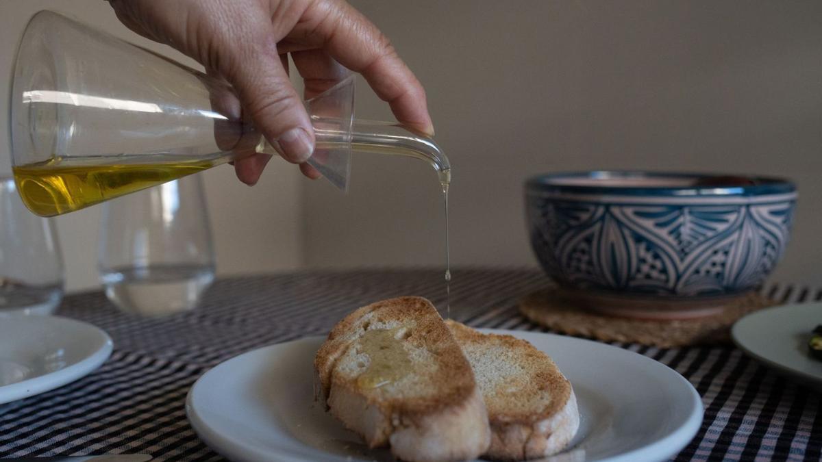 Desde hace una década no se permite el uso de aceiteras en los establecimientos, al objeto de evitar la venta irregular de productos no autorizados.