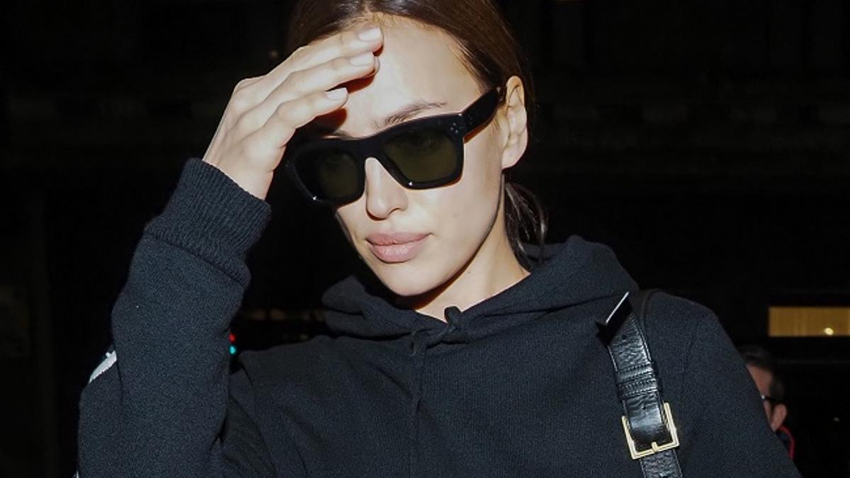 Irina Shayk con minifalda de cuero y sudadera en Milán