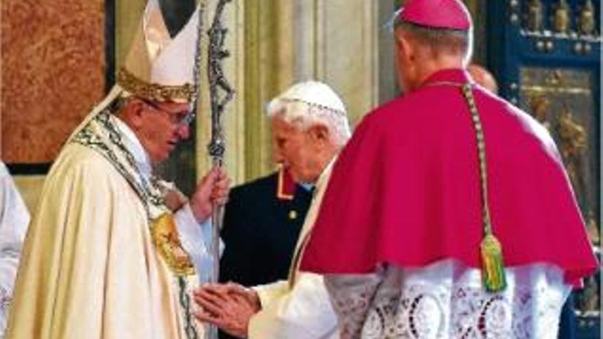 Per primera vegada en l&#039;història de l&#039;Església Catòlica, dos papes van creuar el llindar de la Porta Santa.