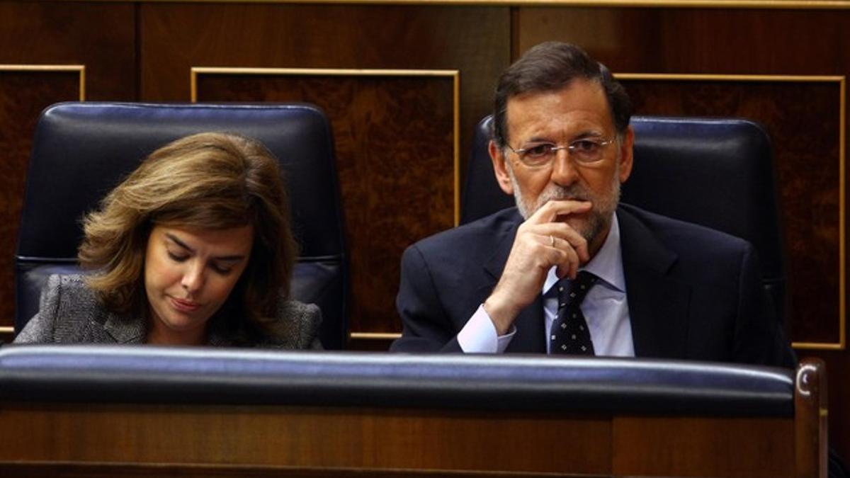 Rajoy y Sáenz de Santamaría, durante el pleno de debate de los Presupuestos Generales del Estado 2013, en el Congreso.