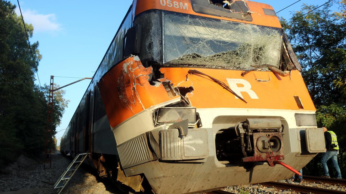 La part frontal del tren que ha xocat contra un arbre a Sils