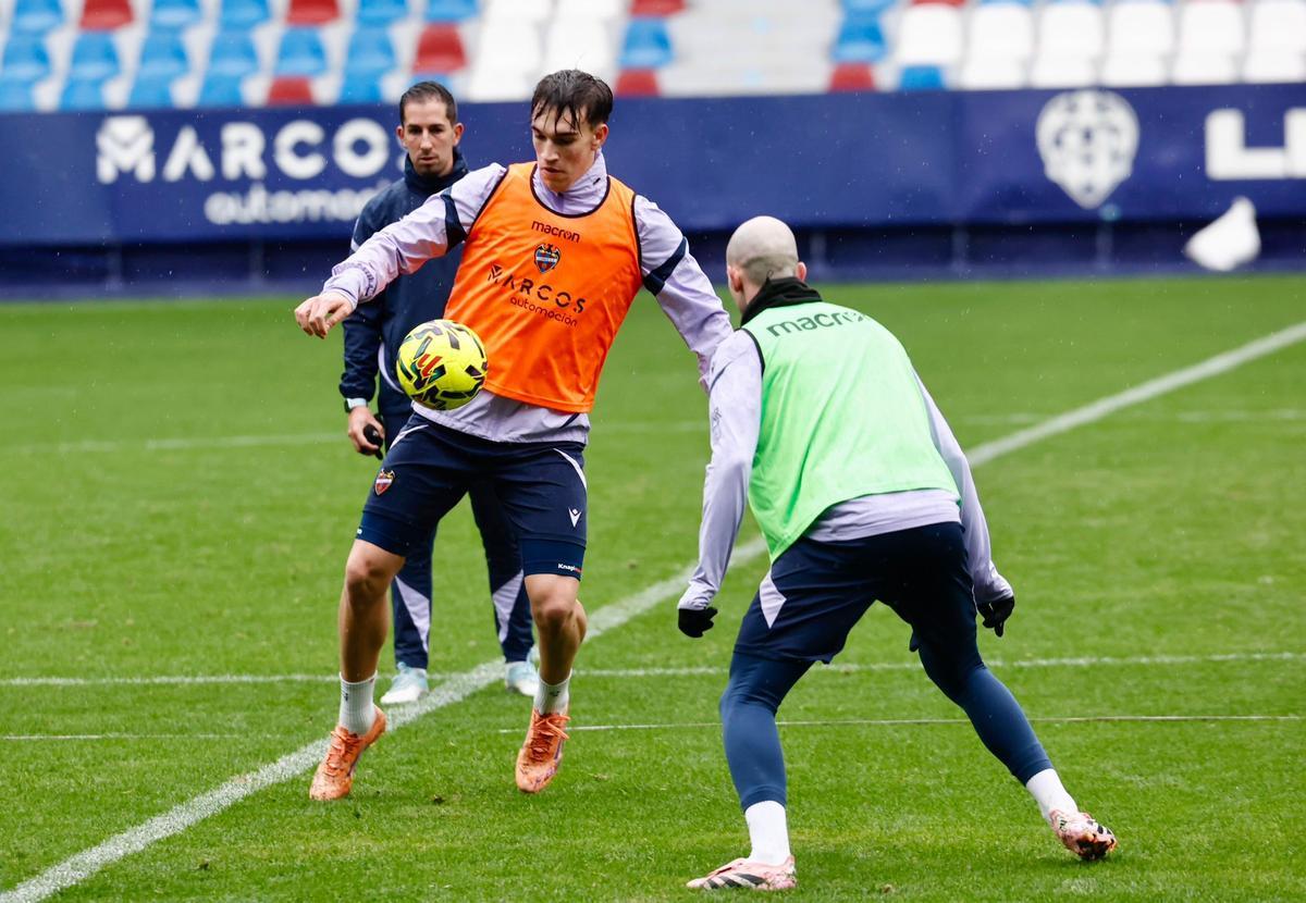Entrenamiento a puertas abiertas del Levante UD
