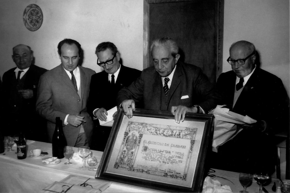Manuel Estevez y Gaspar Massó (en el centro) reciben el Reconocimiento al Trabajo, en los años 70.