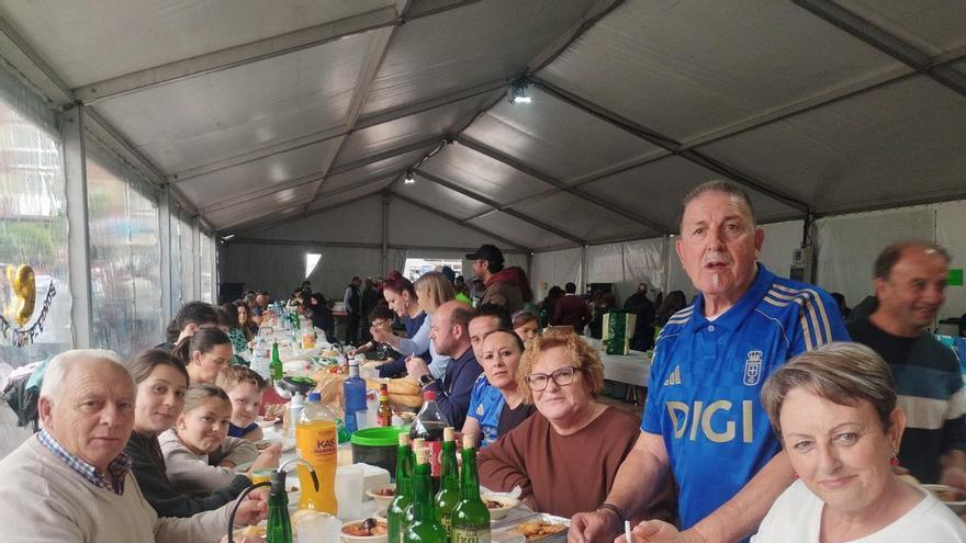 Éxito de la comida en la calle en Llanera, donde lo mejor del día de "es compartir tiempo" con familia y amigos