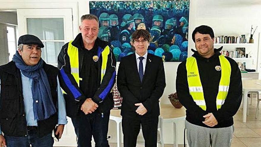 Puigdemont rep quatre taxistes a la seva residència de Waterloo