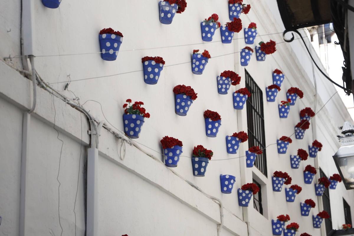 Guías turísticos y vecinos alertan de la invasión de flores de plástico en el casco histórico
