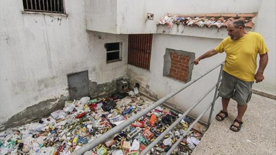 Vecinos de la barriada cacereña de Aldea Moret denuncian vivir entre basura