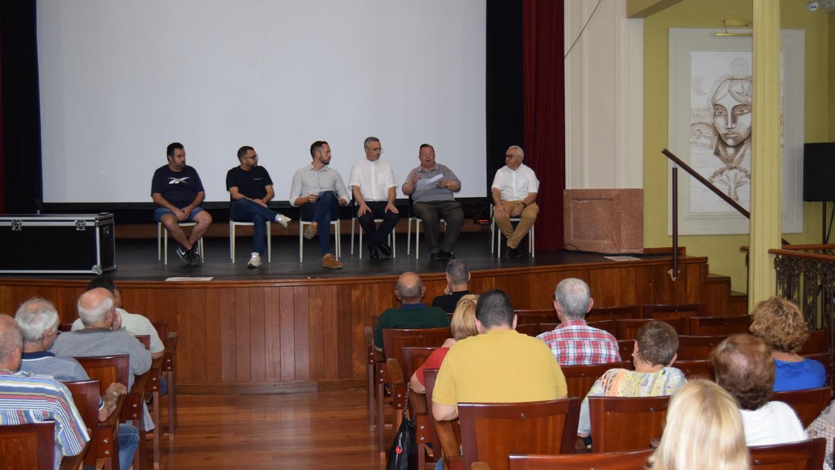 De derecha a izquierda, los curas Agustín Lasso, Manuel Reyes y Marcos Arencibia, los concejales Julio Mateo y Ulises Miranda, y el técnico municipal Gustavo Moreno, durante la reunión con los vecinos.