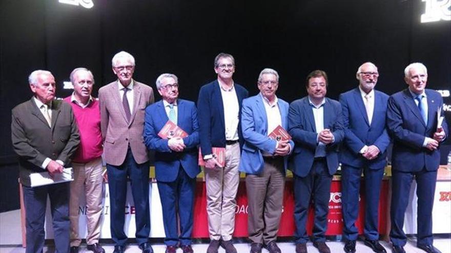 Un libro recoge la historia del baloncesto en Badajoz