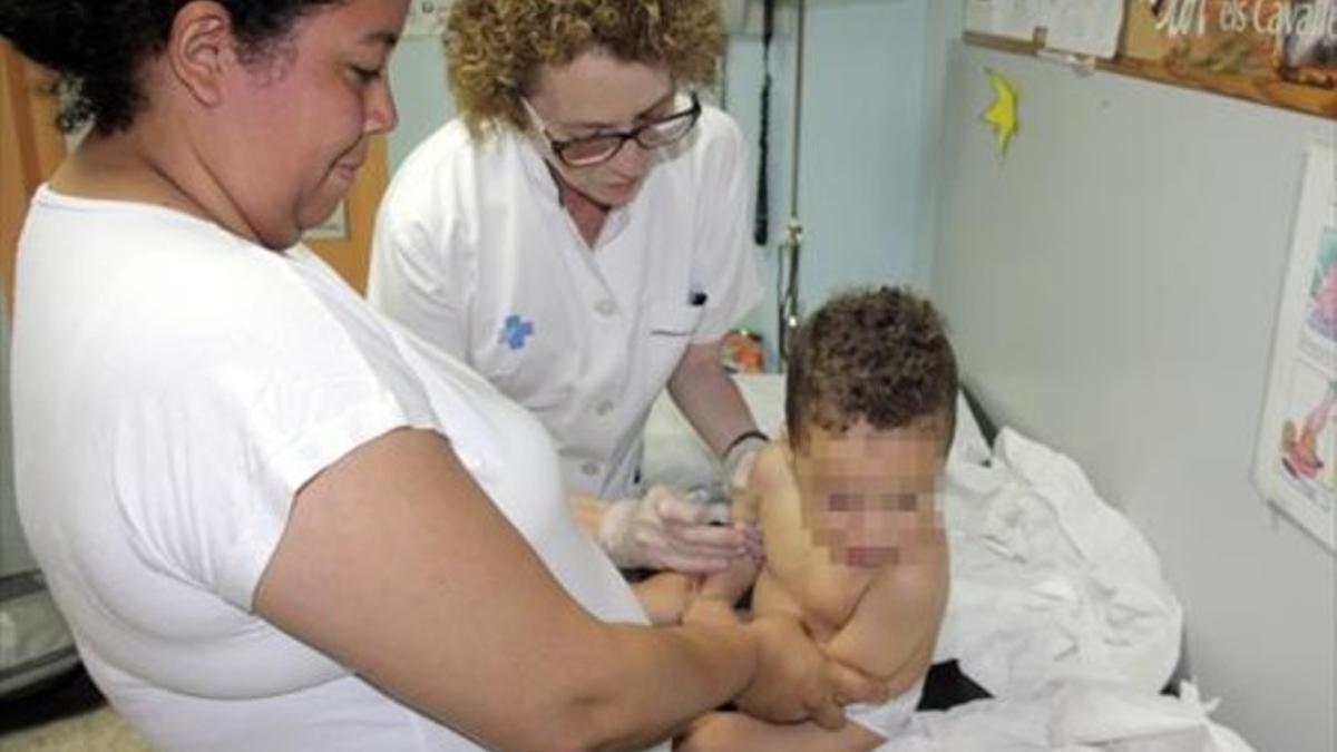 Vacunación de un niño en un CAP de Olot, el pasado junio.