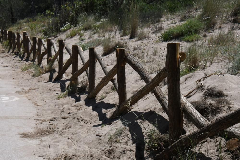 Obres al passeig d'Empúries, ensorrat pel temporal