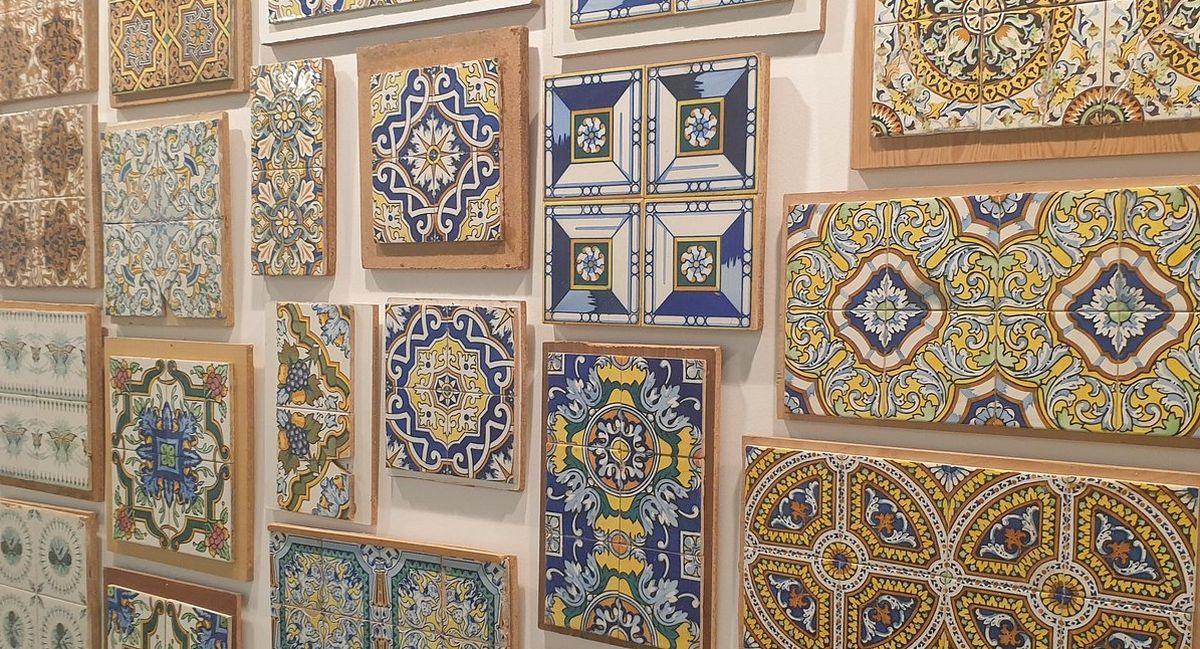 Los azulejos que se exponen proceden del fondo del Museu del Taulell Manolo Safont de Onda.