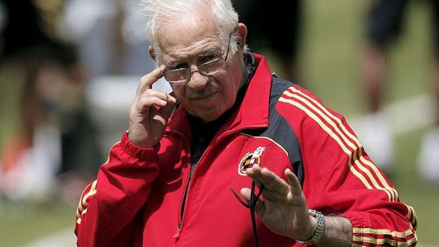 El entrenador de la selección nacional, Luis Aragonés, da instrucciones durante el entrenamiento que realizó hoy el combinado español en Nesutift (Austria).