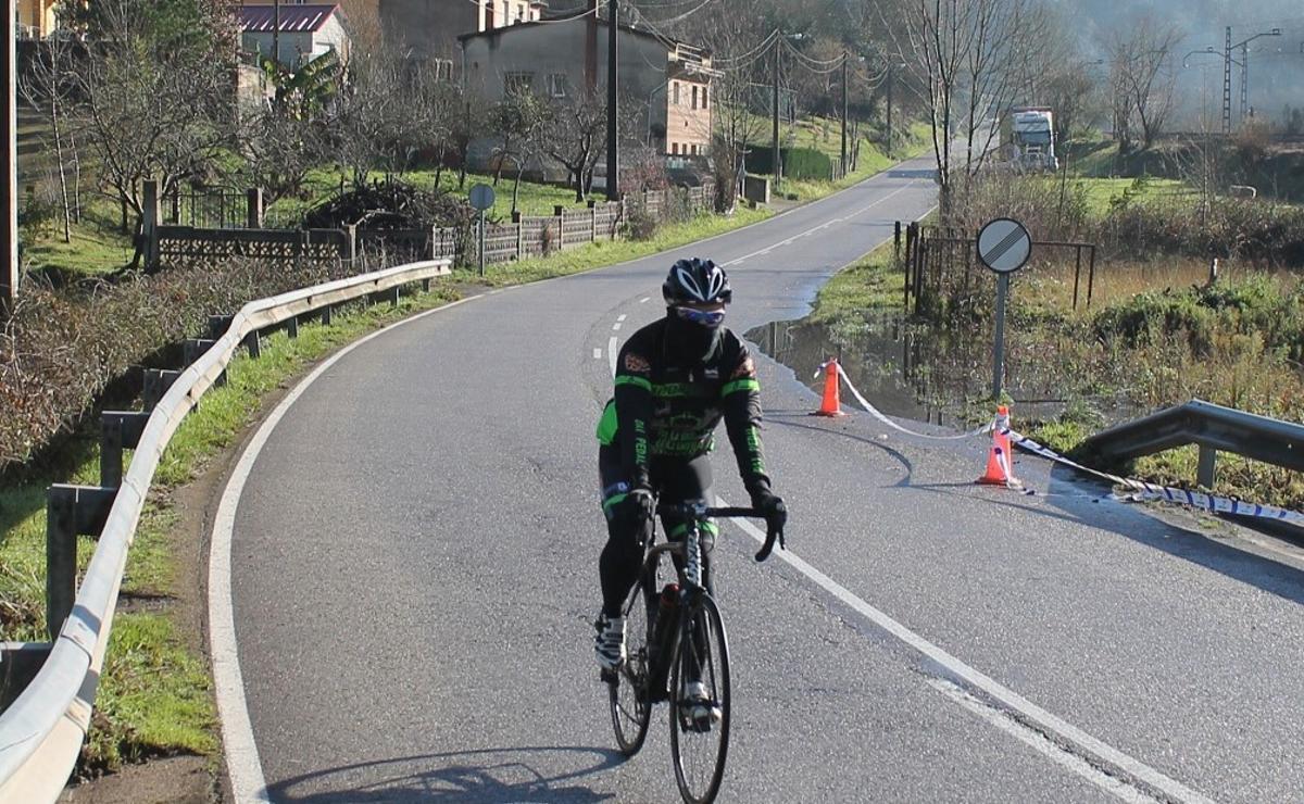 Carretera entre Carbayín y Valdesoto, en una imagen de archivo.
