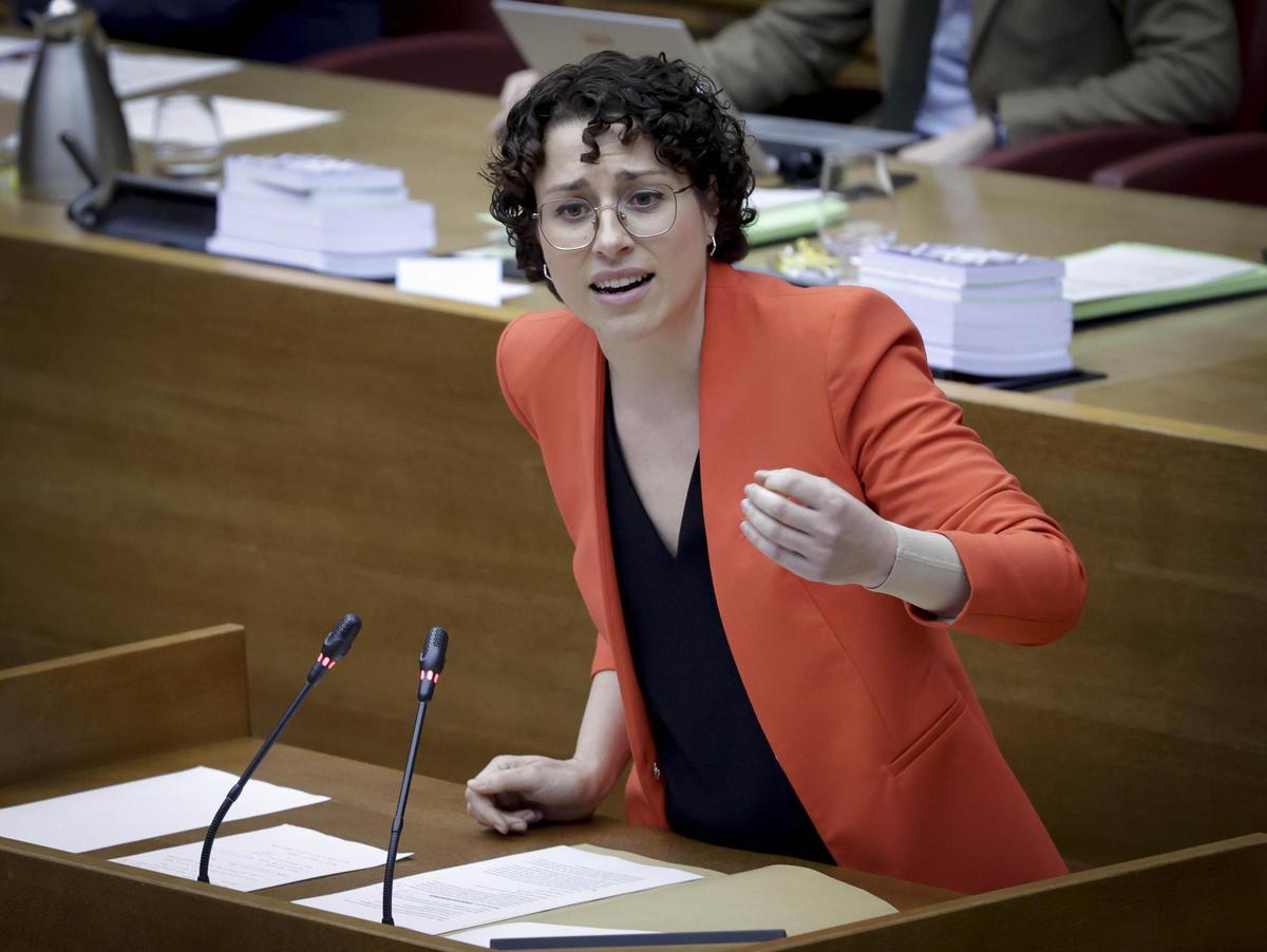 Aitana Mas, síndica adjunta de Compromís, interviene en un pleno de las Corts.