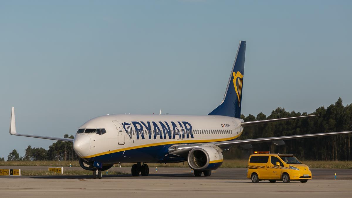 Un avión de Ryanair en el Aeropuerto de Asturias.