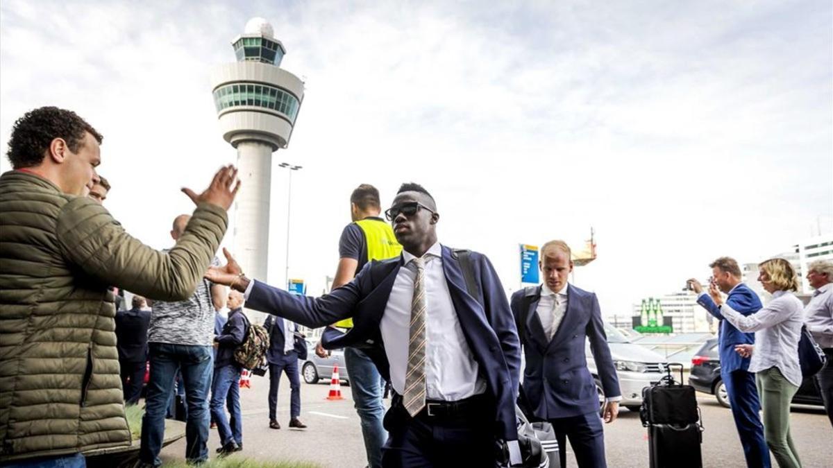 Los jugadores del Ajax, este martes en Schiphol, antes de embarcar rumbo a Estocolmo
