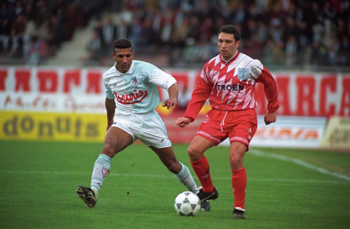 Franck Passi, a la izquierda, presiona a Eusebio Sacristán.