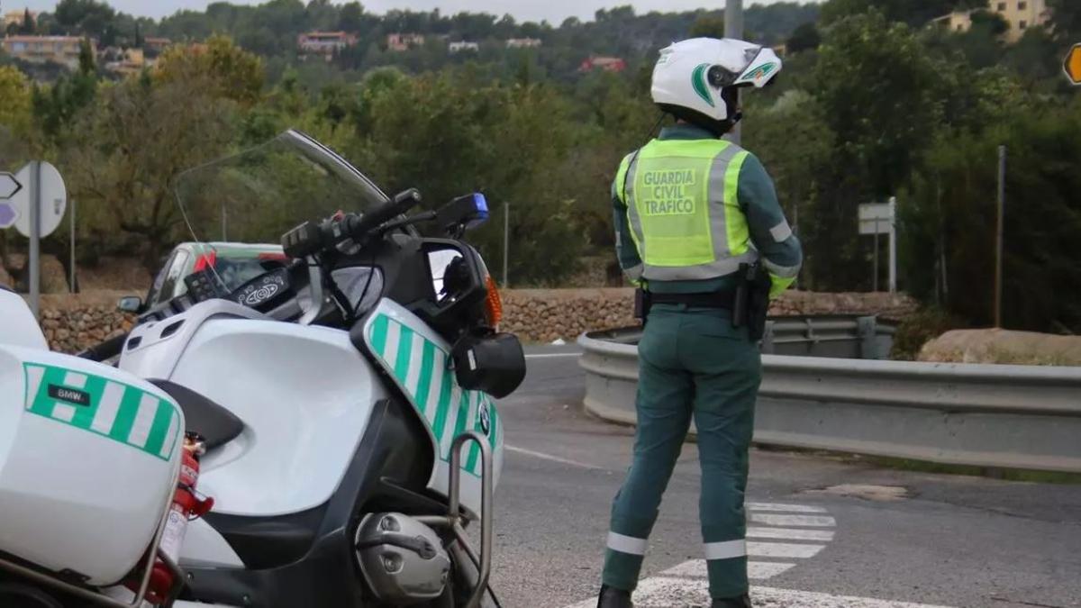 Ein Beamter der Guardia Civil bei einem Einsatz auf Mallorca.