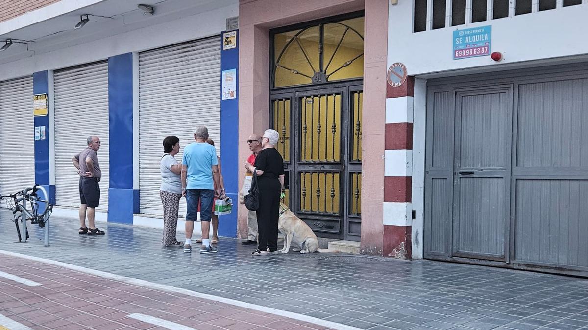 Vecinos comentan lo ocurrido a la puerta de la vivienda