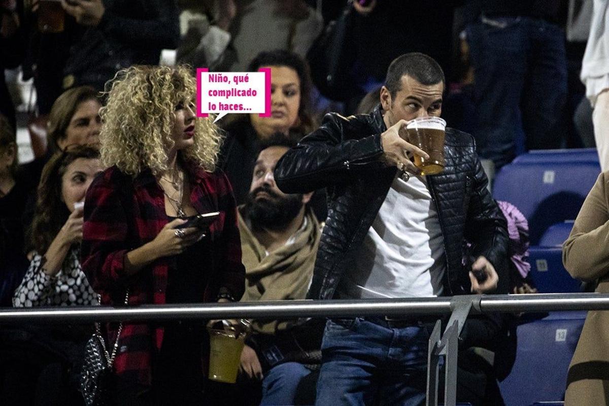 Mario Casas intentando beber cerveza en el concierto de Rosalía