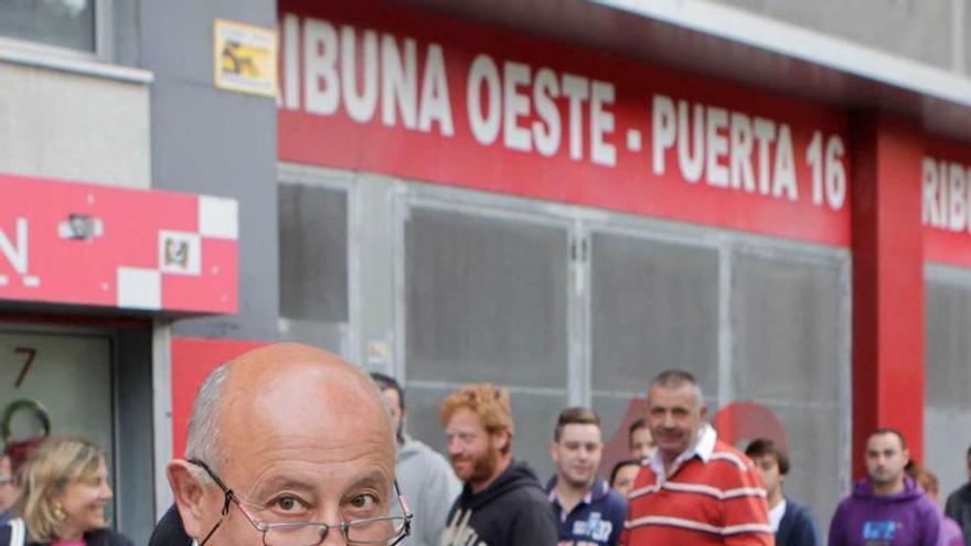 Un aficionado muestra sus entradas para Riazor.