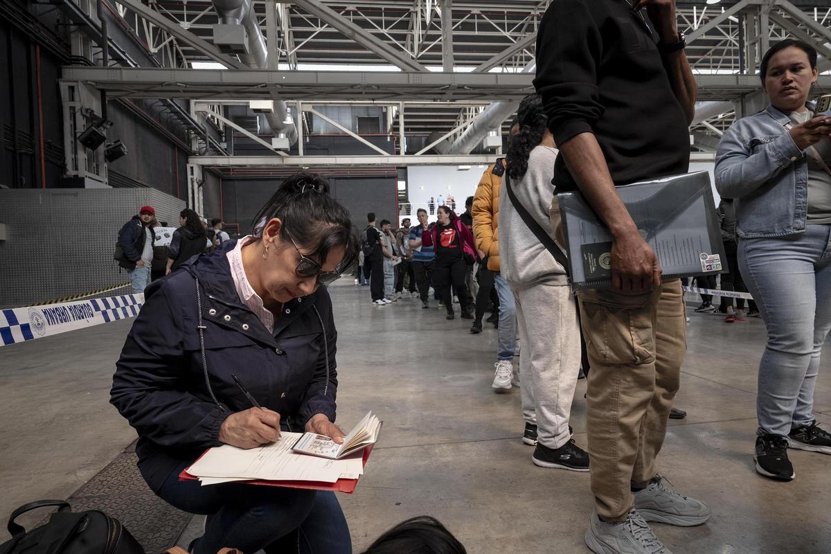 Unas 3000 personas migrantes hacen cola en La Farga de L'Hospitalet para pedir la regularización