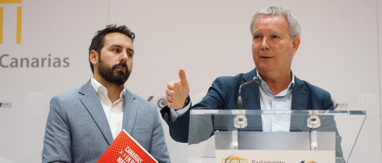 El protavoz socialista Sebastián Franquis (d) y el diputado Manuel Hernández.