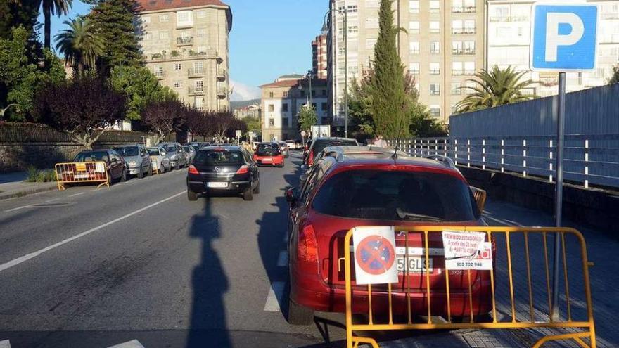 La Policía señaliza con unas vallas de obra la prohibición de estacionar en la calle Reina Victoria. // R.V.