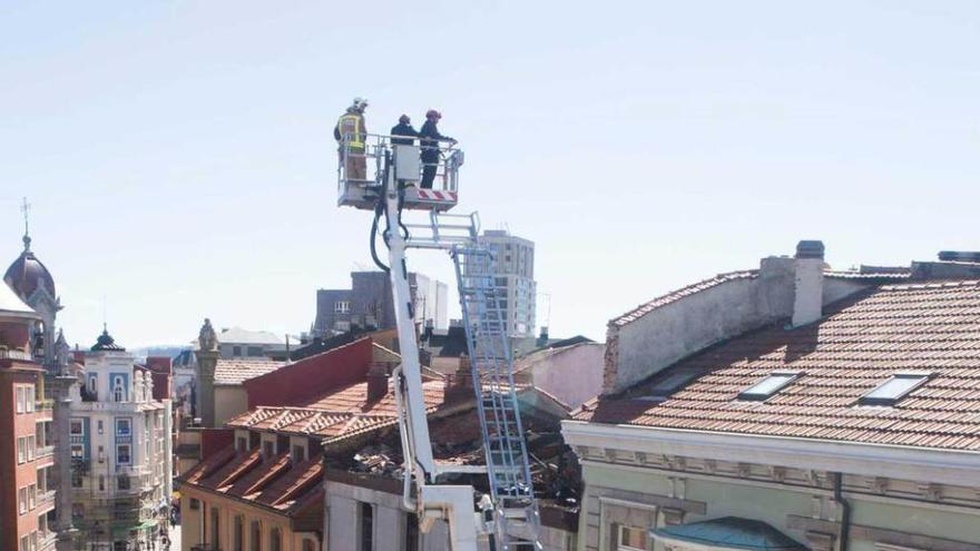 Operarios trabajando en la calle Melquíades Álvarez.