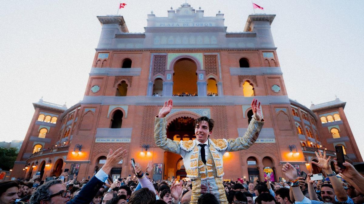 El joven novillero Julio Norte sale por la puerta grande de Las Ventas este martes