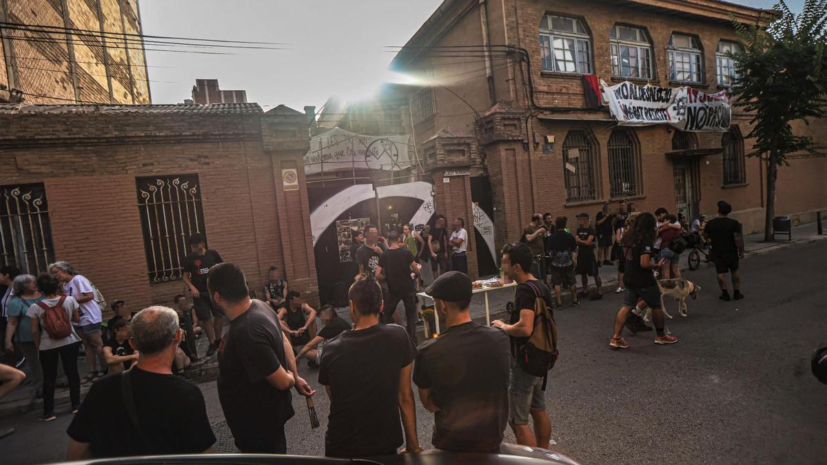 Concentración frente a la antigua fábrica Albert Germans de L'Hospitalet, okupada desde agosto de 2022.