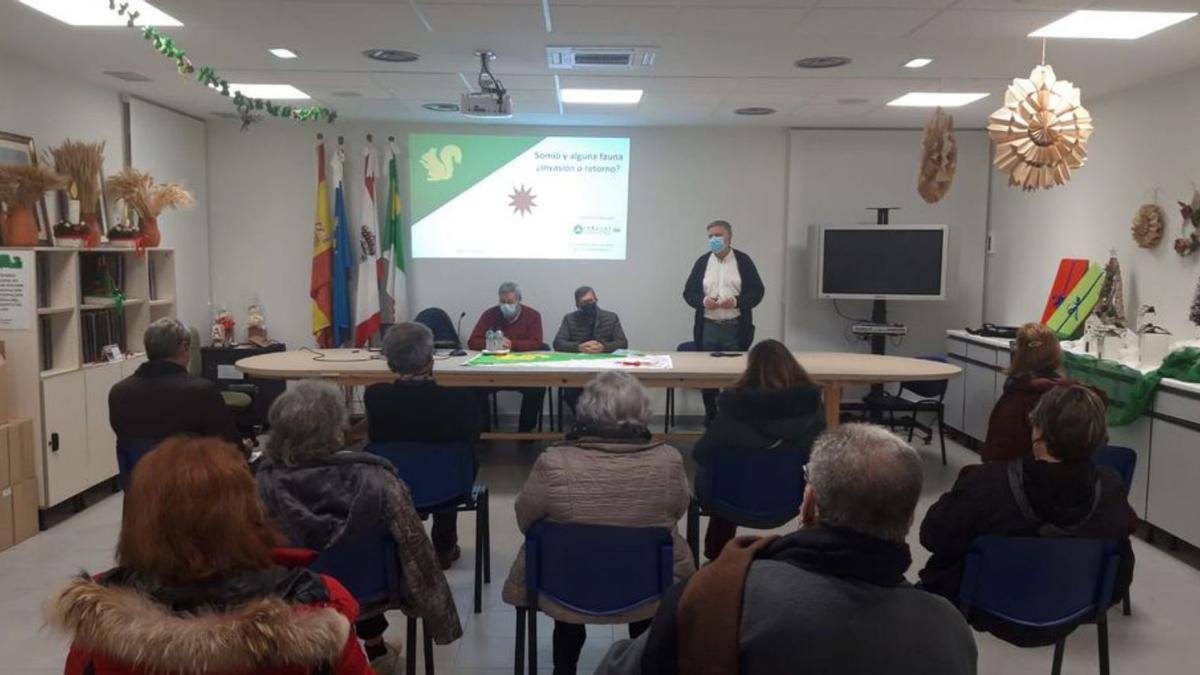 Carlos Nores da una charla sobre el jabalí en Somió | JUAN PLAZA