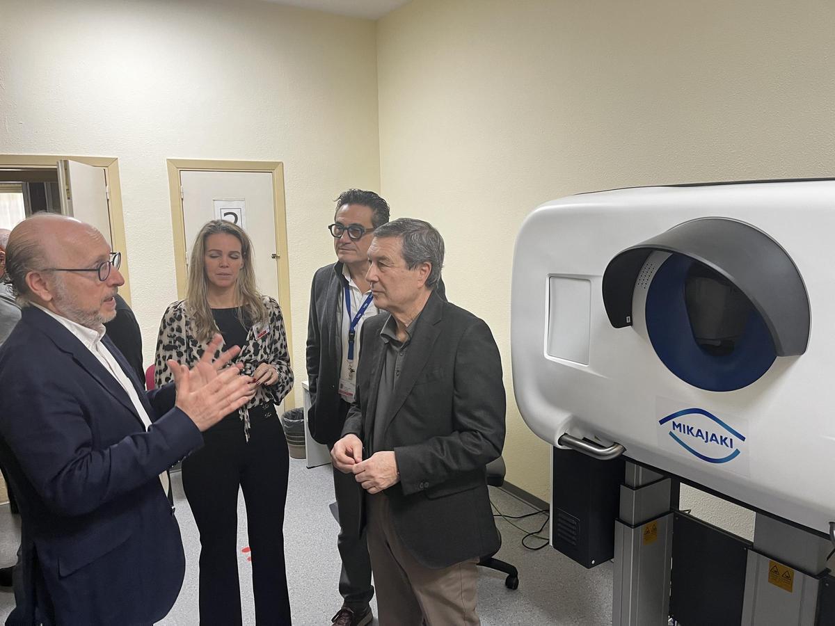 El conseller Marciano Gómez visita las instalaciones del centro de especialidades de la calle Alboraia.